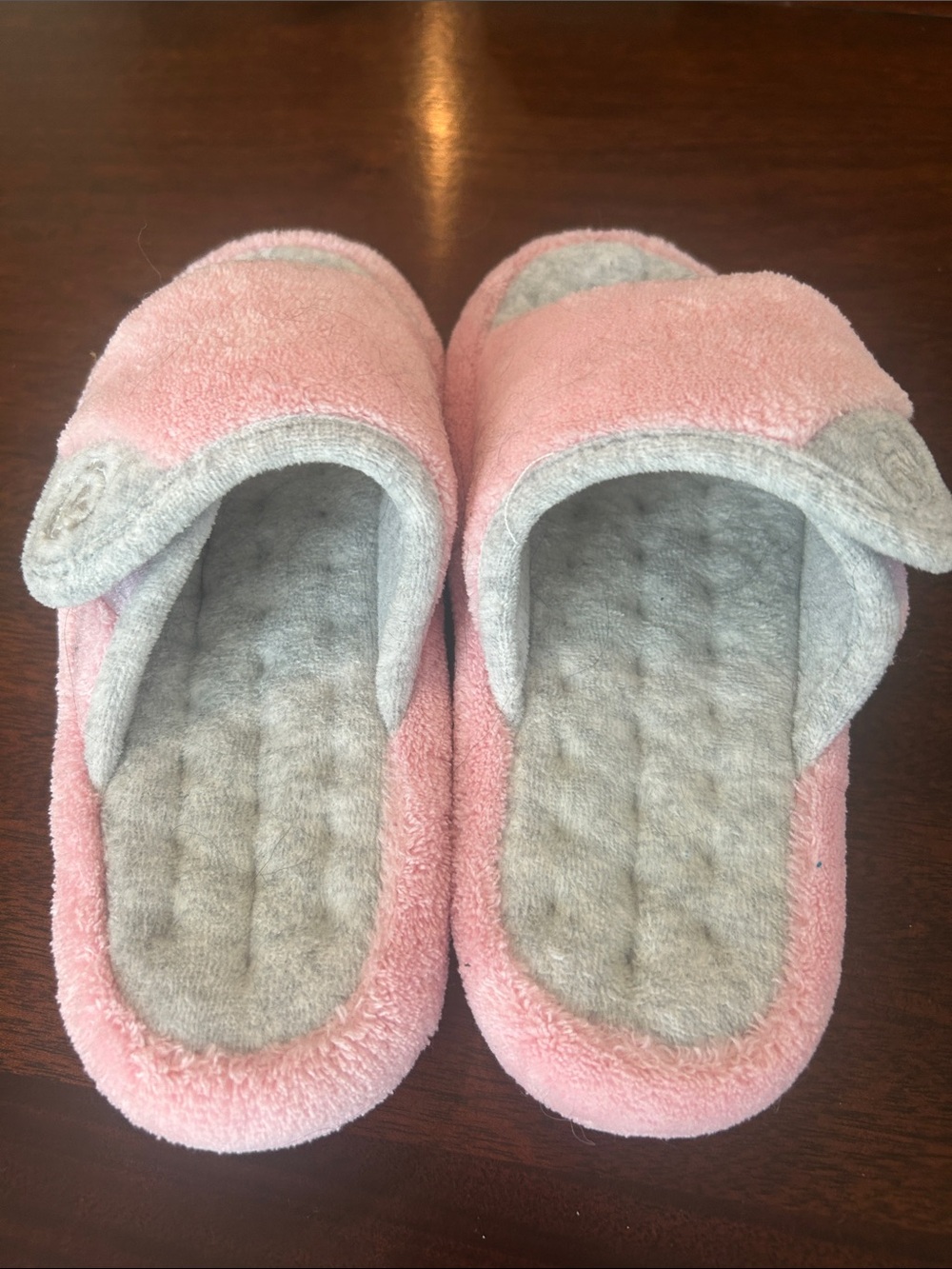 Isotoner size 6.5-7Plush Pink Slide Slippers with Gray Quilted Footbed - Picture 5 of 8
